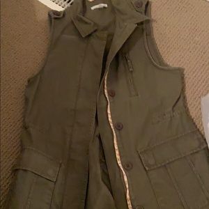 women’s vest cute floral detailing by the zipper
